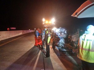 Mobil Rombongan Siswa SMK Tabrak Truk di Tol Pandaan-Malang. 4 Orang Tewas