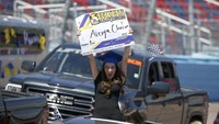 Alexya Chaion merayakan kelulusannya dari Buckeye Union High School di Arizona, Negara bagian Amerika Serikat.
