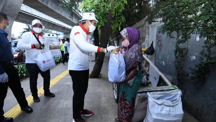 Relawan Indonesia Bersatu Lawan COVID-19 terus bergerak membantu pemerintah ringankan beban masyarakat terdampak COVID-19. Salah satunya bagikan sembako.