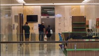 Eskalator tidak dijalankan, sehingga pengunjung memilih menggunakan lift. Foto: Eduardo Simorangkir