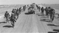 Selain itu pada 6 Oktober 1973, Israel baru merayakan hari besar keagamaan Yahudi yang dikenal dengan Yom Kippur, sehingga juga membuat militer Israel secara keseluruhan sedang tidak siaga. Keberhasil pasukan Mesir menjebol benteng pasir Bar Lev Line disusul dibangunnya sejumlah jembatan ponton dengan cepat memudahkan tank-tank dan ranpur angkut personel Mesir melaju di Dataran Tinggi Golan sejauh 25 km untuk menuju Israel. Ilan Ron/GPO/Getty Images