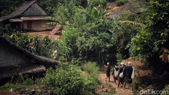 Suku Baduy terkenal dengan adatnya yang masih sangat kental. Tinggal di tengah gunung, mereka menjalankan aktifitasnya dengan cara yang sangat tradisional.