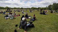 Sebelumnya Warga London berdemo di Hyde Park London memprotes tanggapan pemerintah dalam menangani pandemi COVID-19.