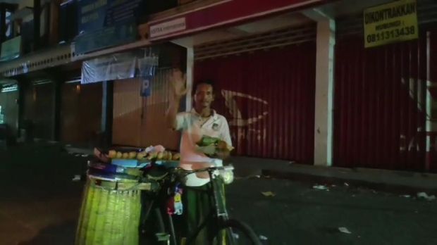 Warga yang berterima kasih setelah diberi nasi bahagia 