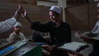 Meski dengan segala keterbatasan fisik, mereka tetap semangat belajar dan mendalami ilmu agama dengan mengaji.