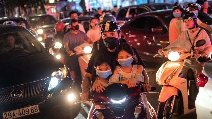 Asyiknya Warga Vietnam Bisa Nongkrong Lagi Usai Corona

Berbatasan dengan China, Vietnam mampu menekan angka kematian dari virus Corona hingga 0 korban jiwa. Kini warganya pun sudah bisa nongkrong lagi lho. Asyiknya.