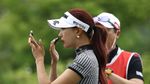 Bikin Salah Fokus! Pegolf Cantik Ini Make Up di Tengah Lapangan