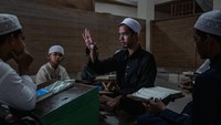 Meski memiliki kekurangan fisik, para santri ini tidak menyerah untuk mendalami agama.