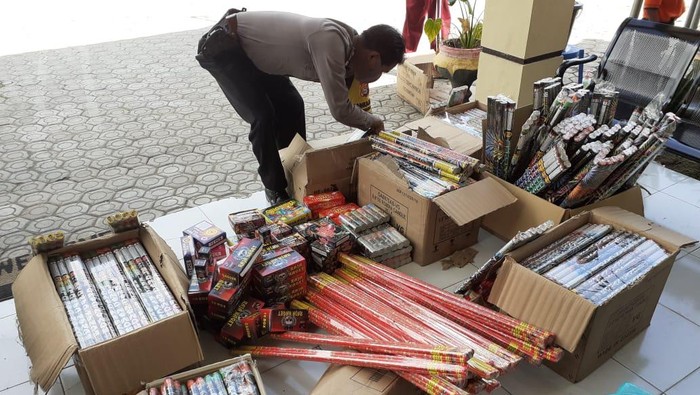 Barang bukti petasan berdaya ledak tinggi yang disita polisi di Dompu, NTB