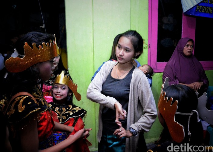 Sintren merupakan kesenian tari tradisional pesisir Jawa, khususnya Cirebon. Sintren ini juga sangat identik dengan mistis karena melibatkan roh halus dalam setiap tariannya. Seperti apa?