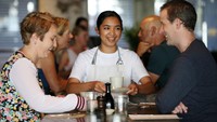 Pelayan Amano Restaurant, melayani tamu pelanggan di hari pertama dibukanya restoran tersebut di Auckland, Selandia Baru. Restoran Amano di CBD Auckland. Getty Images/Fiona Goodall