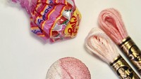 Permen chupacups terkenal dengan rasanya yang manis dan asam segar. Permen ini pun Ipnot buat bordirannya dengan paduan warna merah muda dan baby pink. Foto: Instagram @ipnot