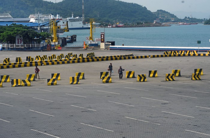 PELABUHAN MERAK SEPI TERDAMPAK COVID-19 Truk yang akan menyeberang ke Sumatera terparkir di Dermaga 2 menunggu masuk kapal ferry di Pelabuhan Merak, Banten, Minggu (17/5/2020). Akibat larangan mudik dan pemberlakuan PSBB (Pembatasan Sosial Berskala Besar) aktivitas di Pelabuhan Merak makin sepi sehingga dari 7 dermaga yang ada hanya 3 dermaga yang diaktifkan untuk melayani penyeberangan truk pengangkut barang kebutuhan pokok. ANTARA FOTO/Asep Fathulrahman/foc.