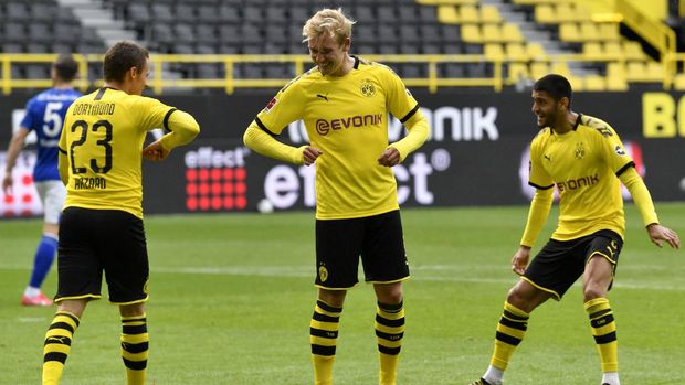 Thorgan Hazard dan Erling Haaland melakukan tos dengan sikut tangan. (AP Photo/Martin Meissner)