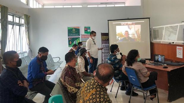 Wakil Ketua Komisi VI DPR RI, Martin Manurung menyalurkan bantuan alat pelindung diri (APD) untuk tenaga medis di Rumah Sakit Umum Darah (RSUD) Dr Hadrianus Sinaga, Kabupaten Samosir, Sumatera Utara.