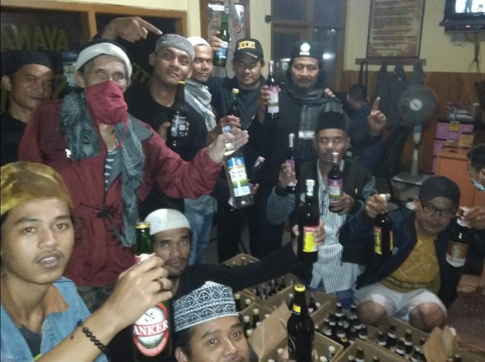 Ormas Islam sita ratusan botol miras di Sukabumi