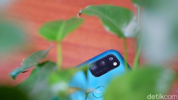 Tiga kamera dipasang di bagian belakang ponsel ini. Komposisinya kamera utama 48 MP dipadukan dengan ultrawide 8 MP dan depth 5 MP.  Foto: Adi Fida Rahman/detikINET