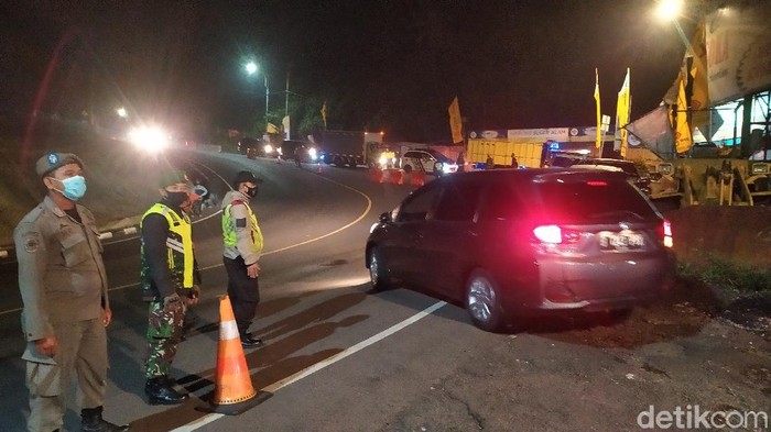 Ratusan pengendara mobil diminta putar balik di perbatasan Cianjur-Bogor