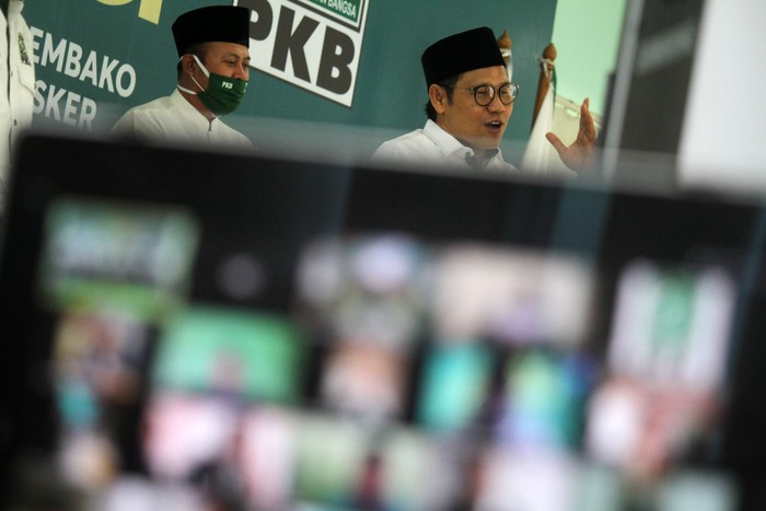 Saat Cak Imin Berbagi pada Warga Terdampak COVID-19 PKB memberikan bantuan dalam rangka peduli COVID-19. Mereka memberikan 300 ribu paket sembako dan 1 juta masker kepada masyarakat yang terdampak COVID-19.