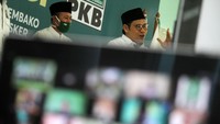 Ketua Umum Partai Kebangkitan Bangsa (PKB) Muhaimin Iskandar, didampingi pengurus melalui aplikasi zoom menyerahkan bantuan peduli COVID-19 dikantor DPP PKB di Jakarta, Minggu (17/5/2020).