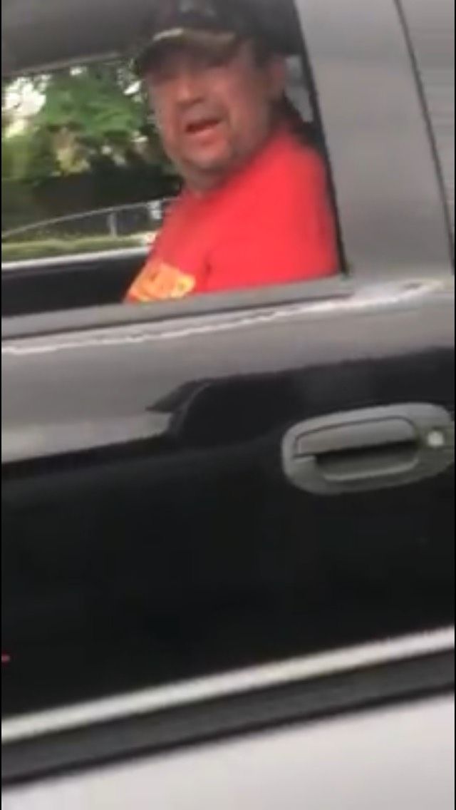 Pria ini meneriaki pasangan Asia-Amerika sebagai penyebar penyakit