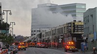 Ledakan terjadi di pusat kota Los Angeles, AS, Sabtu (16/5) waktu setempat. Belum diketahui penyebab ledakan tersebut. AP/Mark J. Terrill
