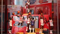 Pria dengan tinggi badan 198 cm ini juga telah merebut gelar pemain terbaik, siapa yang tidak kenal aksi lompatan slam dunk nya yang selalu memukau penonton.