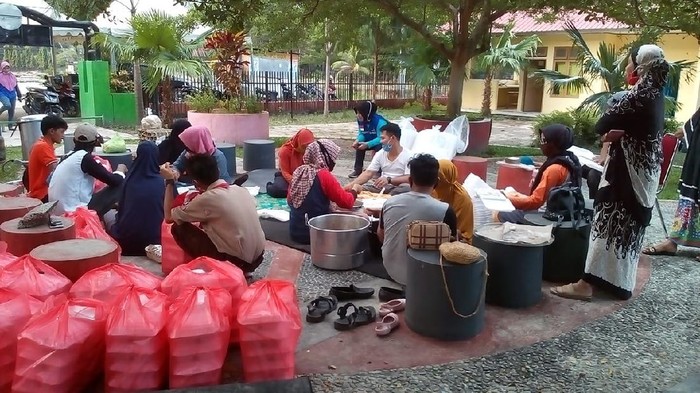 BPBD Luwu Utara mendirikan dapur umum.