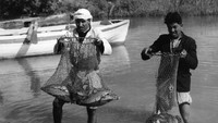 Begini kondisi Danau Tiberias saat masih menjadi wilayah Palestina pada tahun 1925. Tampak dua nelayan menunjukan hasil tangkapannya. Getty Images/Chalil Raad