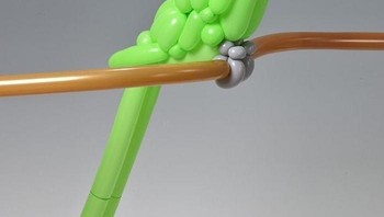 Tak hanya menyusun, ia juga mengisi udara pada balon tersebut, memelintir, menyimpulkan, hingga menganyam balon menjadi berbagai bentuk di setiap bagian-bagiannya. (Foto: Instagram/Masayoshi Matsumoto)