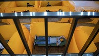 Sejumlah petugas mencoba fasilitas isolasi sementara penanganan COVID-19 di Gedung Balai Latihan Kesenian Tanah Abang, Jakarta Pusat.
