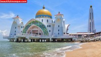 Tak hanya ramai didatangi oleh para jemaah yang hendak beribadah di masjid tersebut, sejumlah wisatawan kerap berwisata ke kawasan Masjid Selat Malaka untuk melihat secara langsung keindahan bangunan ikonik di Negeri Jiran tersebut. Istimewa/Dok. www.beautifulmosque.com.