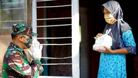 Warga desa binaannya itu merasa tersanjung dan bersyukur akan kepedulian anggota babinsa itu membagikan takjil dan makanan buka puasa kepada warga di desa terpencil Ayuhula, Kabupaten Gorontalo, Gorontalo.