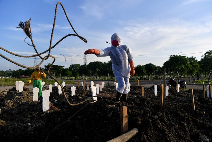 LAHAN KHUSUS PEMAKAMAN COVID-19 DI SURABAYA Peziarah berdoa di pemakaman khusus kasus COVID-19 di Tempat Pemakaman Umum (TPU) Keputih, Surabaya, Jawa Timur, Sabtu (16/5/2020). Pemkot Surabaya menyediakan lahan khusus di TPU Keputih untuk pasien yang meninggal dunia dan dimakamkan dengan protokol kesehatan COVID-19. ANTARA FOTO/Zabur Karuru/wsj.
