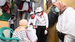 Susuri Gang Sempit, Sandiaga Uno Tebar Sembako