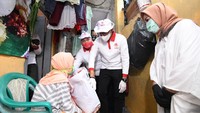 Sandiaga dan relawan membagi-bagikan sembako kepada warga yang tak terdata bantuan dari pemerintah. Salah satunya adalah pedagang mie ayam dan manusia gerobak yang tidak mengantongi KTP Jakarta.  dok. Relawan Indonesia Bersatu Lawan COVID-19