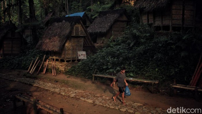 Suku Baduy terkenal dengan adatnya yang masih sangat kental. Tinggal di tengah gunung, mereka menjalankan aktifitasnya dengan cara yang sangat tradisional.