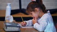 Para siswa di beberapa sekolah di negara Belgia kembali bersekolah dengan mengenakan masker wajah.