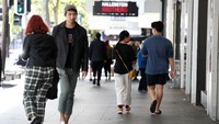 Orang-orang berbelanja di Queen St di CBD Auckland pada 17 Mei 2020 di Auckland, Selandia Baru. Getty Images/Fiona Goodall