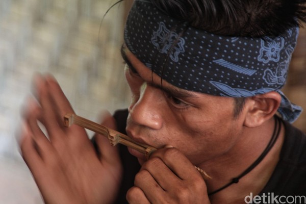 Kemenpar juga menyadari wisata adat memang memiliki daya tarik yang dibentuk melalui keunikan, kekhasan, lokalitas dan pembeda. Tapi, Kemenpar belum dapat berbuat banyak soal permintaan masyarakat adat Baduy ini. Kemenpar akan menunggu arahan dari Presiden Joko Widodo. Rafida Fauzia/detikcom Kemenpar juga menyadari wisata adat memang memiliki daya tarik yang dibentuk melalui keunikan, kekhasan, lokalitas dan pembeda. Tapi, Kemenpar belum dapat berbuat banyak soal permintaan masyarakat adat Baduy ini. Kemenpar akan menunggu arahan dari Presiden Joko Widodo. Rafida Fauzia/detikcom