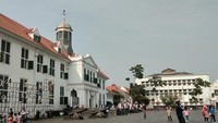 Kota Tua merupakan tempat yang ramai dikunjungi wisatawan. Di sini traveler bisa bersantai di lapangan luasnya atau bermain sepeda ontel (Ria Rahmawati/dtravelers)