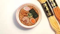 Karena Ipnot berasal dari Jepang, ia pun membuat koleksi bordiran bentuk ramen Jepang. Ada rumput laut hingga telur sebagai toppingnya. Foto: Instagram @ipnot