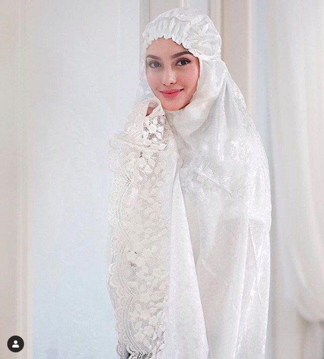 Artis Ririn Ekawati yang selalu memesona tampak semakin cantik dalam balutan mukena putih Olla Ramlan. Mukena seri Tiera Jasmine yang dipakai Ririn dijual dengan harga Rp 2.599.000. Foto: Dok. Instagram @ollaramlanxalkhair