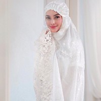 Artis Ririn Ekawati yang selalu memesona tampak semakin cantik dalam balutan mukena putih Olla Ramlan. Mukena seri Tiera Jasmine yang dipakai Ririn dijual dengan harga Rp 2.599.000. Foto: Dok. Instagram @ollaramlanxalkhair