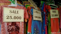 Haqqul Mubin, seorang pedagang di Pasar Batik Setono pun menyebut mengalami penurunan omzet hingga lebih dari 70 persen. Beruntung, bagi para pedagang masih mempunyai para pelanggan dari kota-kota di sekitar Pekalongan, seperti Batang, Pemalang, Tegal, Brebes dan Kendal. Namun, tetap saja daya beli masih rendah. Padahal para pedagang telah menurunkan harga jual batik dari dua puluh lima hingga empat puluh persen.