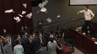 Anggota parlemen pro-demokrasi Lam Cheuk-ting, melemparkan kertas ke arah anggota parlemen Pro-Beijing Chan Kin-por.