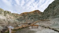 John Day Fossil Beds di Oregon, AS memang bersejarah karena jadi rumah fosil berumur 20 juta tahun. Di sana ada tebing berbatu dan ngarai berwarna biru-hijau-krem bernama Blue Basin.