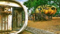 Namun, dalam pembangunannya resor itu harus dibiarkan terbengkalai akibat masalah keuangan. Ujungnya, Resort San Zhi Pod City ditinggalkan pada tahun 1980. Padahal resor itu sendiri belum selesai sepenuhnya. Lazer Horse/sickchirpse.com.