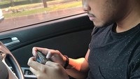 Makan batagor di dalam mobil sambil bermain game di ponselnya jadi salah satu kegiatan selebgram yang memiliki ratusan ribu followers ini. Foto: Instagram @gustafode