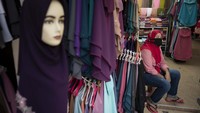 Sementara itu, di Malaysia juga sudah mulai mengijinkan pusat-pusat perbelanjaan untuk dibuka kembali. Foto: AP/Vincent Thian